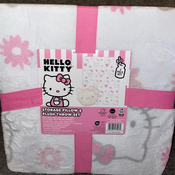 24HR DROP ⬇️ Hello Kitty Throw & Pillow Set (w/ storage) - Picture 7 of 7